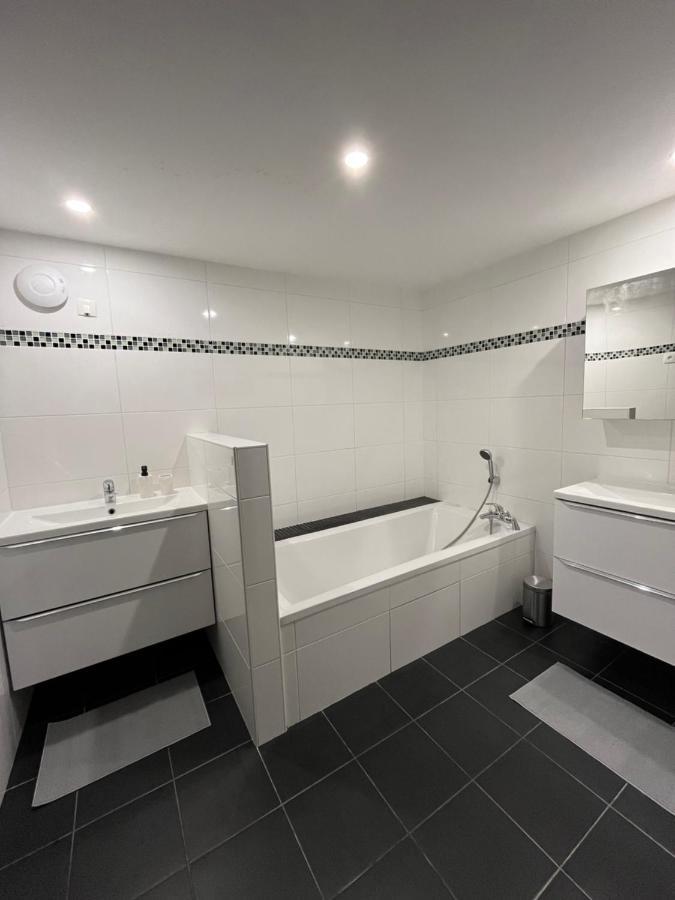 Maison Spacieuse Avec Grand Jardin Et Parking A 20 Min De Lyon Simandres Екстериор снимка